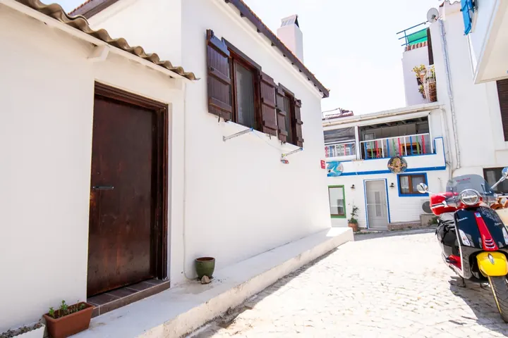 Alaybey Guest Home sokak görünümü